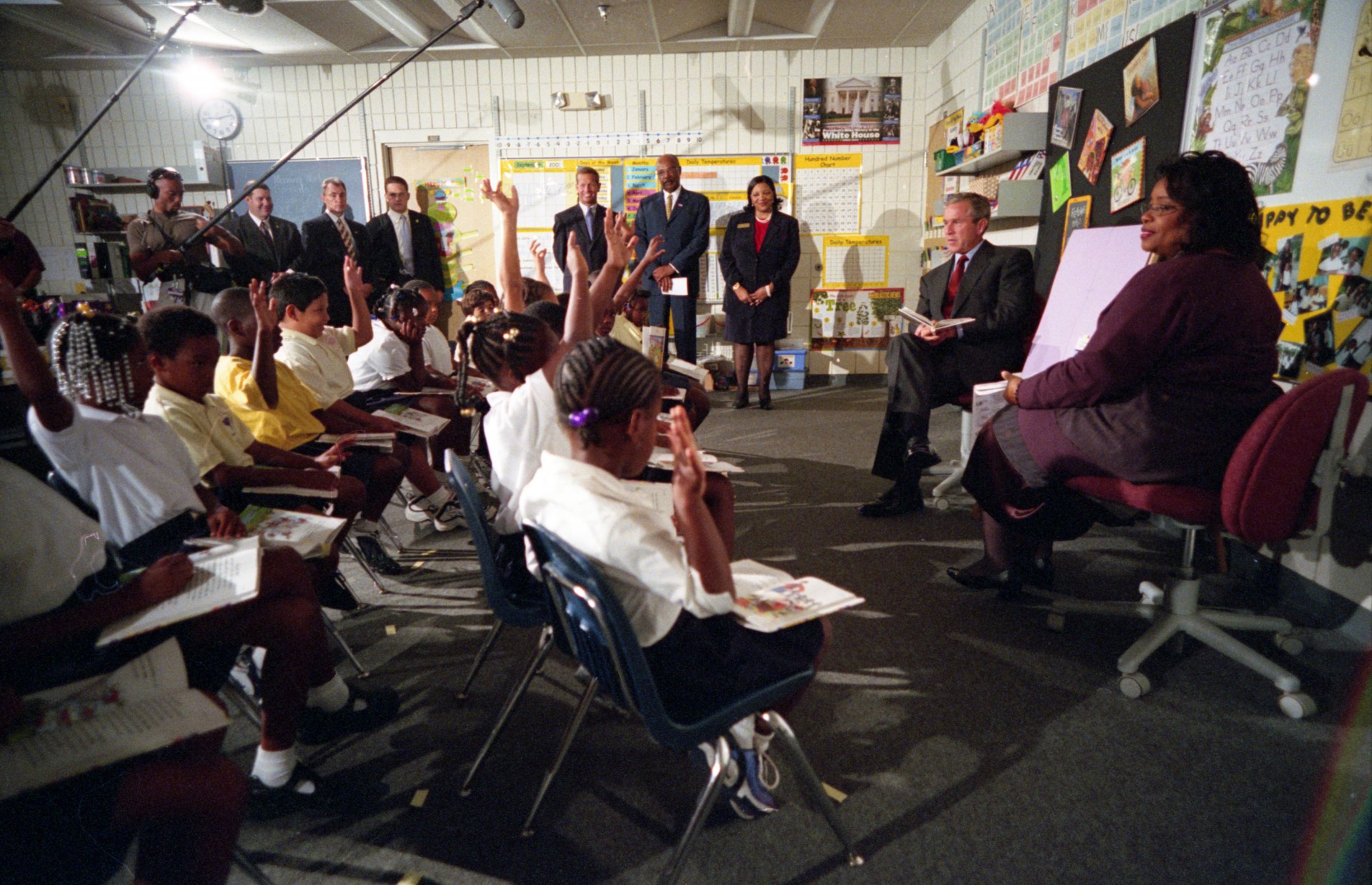 175871 President George W Bush with the Grade 2 Class of Booker Elementary School on September 11 2001